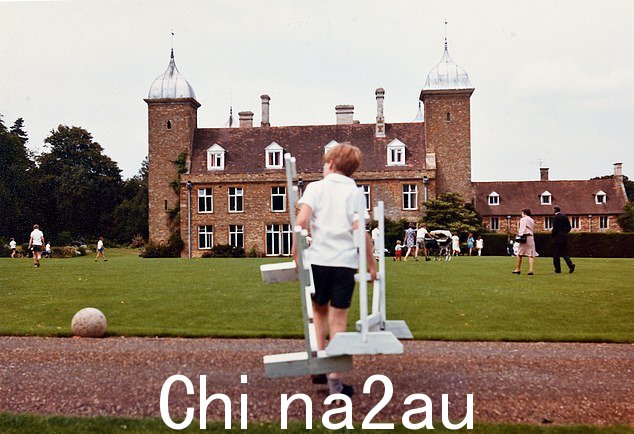 1975 年梅德韦尔体育赛事结束后,年轻的伯爵帮忙收拾东西