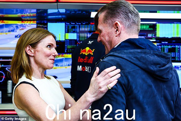 Max Verstappen 赢得巴林大奖赛后,Geri 在车库里与 Jos Verstappen 交谈