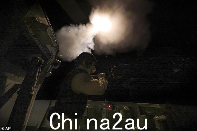 从英国皇家海军里士满号发射海领主导弹,以应对胡塞武装无人机攻击