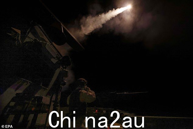里士满号驱逐舰向胡塞攻击无人机发射导弹时可以看到闪光
