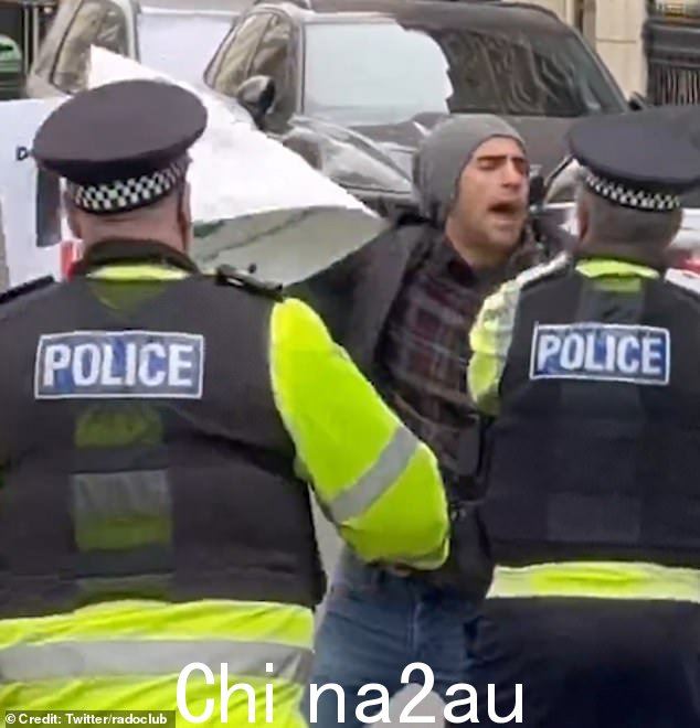 37岁的伊朗人尼亚克·戈尔巴尼(Niyak Ghorbani)在集会中间挥舞着标语,数千名示威者聚集在首都,随后抗议者转向他,导致一场大规模斗殴