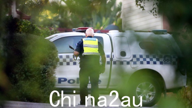 警察在Lower Plenty发生致命刺伤现场,警方还开枪打死了一名妇女。图片:David Crosling