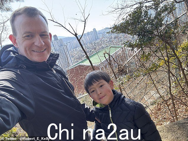 政治分析师分享了他周日早上与儿子詹姆斯徒步旅行的照片