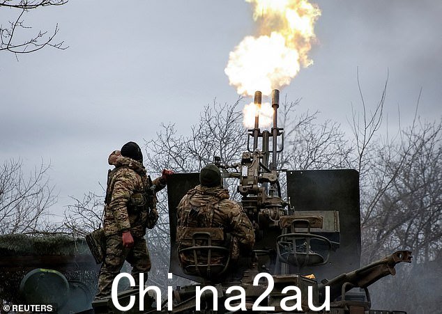 在俄罗斯入侵乌克兰期间,第 93 机械化旅防空部队的乌克兰军人在前线发射防空炮