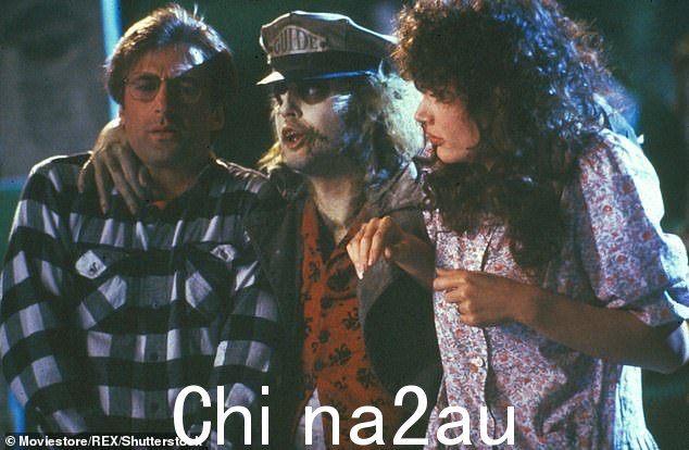 Beetlejuice (1988) 由亚历克·鲍德温和吉娜·戴维斯主演,饰演已故的年轻夫妇亚当和巴拉巴拉·梅特兰