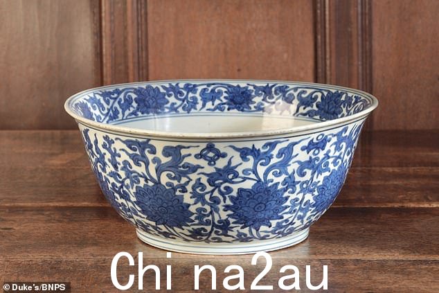 一个中国青花瓷碗(如图)的估价为 1-2,000 英镑,但最终以令人瞠目结舌的 23,750 英镑成交,包括买家佣金