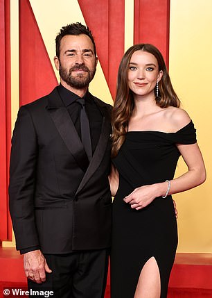 Theroux 身穿全黑帅气燕尾服,而他的女友则穿着一件带有性感大腿开衩的露肩礼服,令人惊叹不已