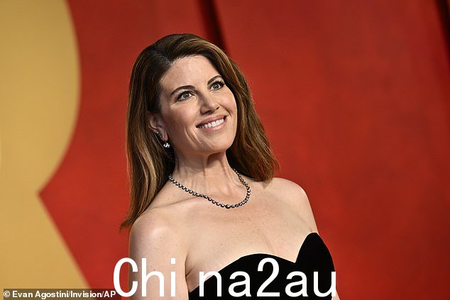 她在时尚的井喷并选择了柔和的粉红色嘴唇