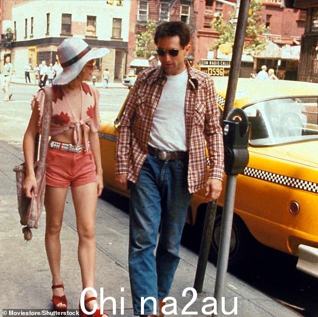众所周知,福斯特在 1976 年马丁·斯科塞斯 (Martin Scorsese) 的标志性心理惊悚片中扮演一名少女妓女时,与 80 岁的奥斯卡奖得主、精神错乱的纽约出租车司机特拉维斯·比克尔 (Travis Bickle) 演对手戏,当时她只有 13 岁