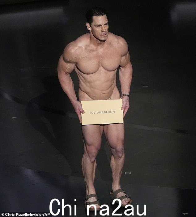 Cena 侧身走走上舞台,最佳服装设计信封盖住了他的生殖器