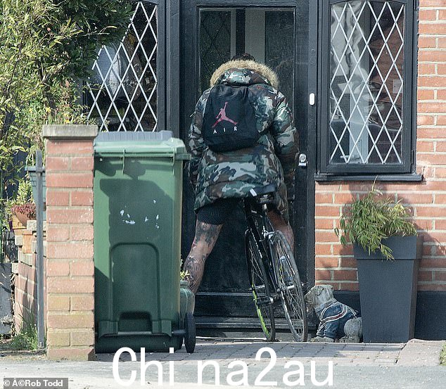 本周 Bear 荒谬地拍摄了一段视频,将他描绘成一个急躁的黑帮,而不是性犯罪者