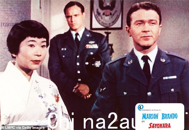 Myoshi 与马龙·白兰度和 Red Buttons 一起主演了这部浪漫剧情电影