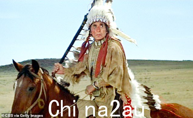 乔治在阿瑟·佩恩执导的西部片中扮演老洛奇·皮金斯的角色