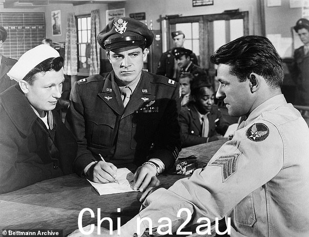 哈罗德(左)因在 1946 年剧情片《我们生命中最美好的岁月》中饰演荷马·帕里什而获得奥斯卡奖