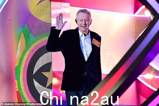 路易斯·沃尔什 (Louis Walsh) 在 20 世纪 90 年代开始其职业生涯后,多年来在演艺界拥有悠久的职业生涯,并多次出现在电视上(周一如图所示)