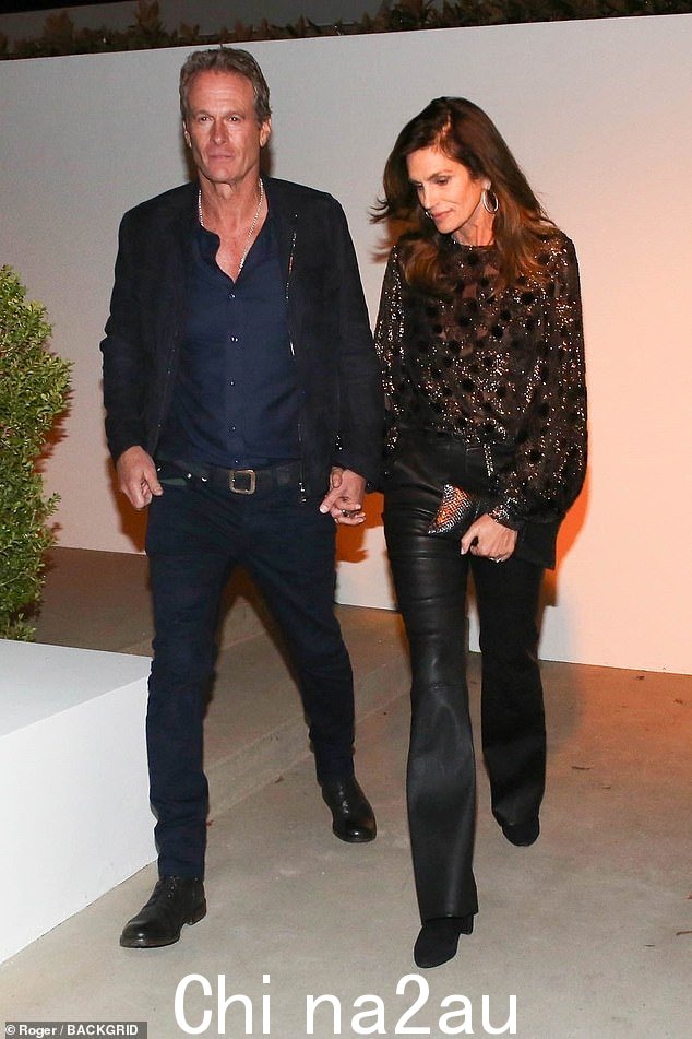 九十年代超模辛迪·克劳馥 (Cindy Crawford) 身穿闪亮的黑色毛衣出席众星云集的奥斯卡前派对,与结婚 25 年的丈夫、Casamigos 联合创始人兰德·格伯 (Rande Gerber) 牵手
