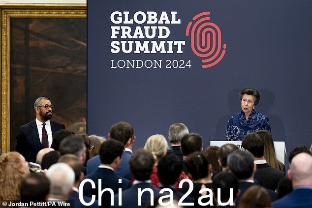 安妮在这个场合穿着全蓝色套装,一如既往地精致。她将一件天蓝色连衣裙搭配一件花卉印花夹克,似乎还配有一条相配的围巾