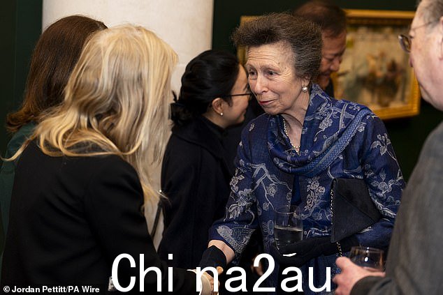 长公主选择了简单的黑色高跟鞋,并将头发设计成标志性的风格。她戴着黑色手套,手里拿着一个靛蓝色手拿包。已故伊丽莎白女王唯一的女儿涂了一些鲜艳的口红,增添了一丝色彩