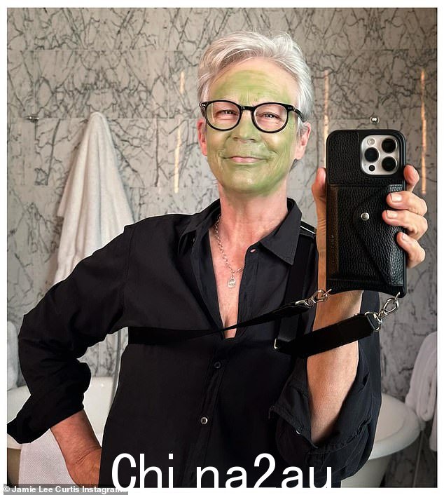 在前往众星云集的活动之前,柯蒂斯在周日的大型颁奖典礼之前在她的 Instagram Stories 上发布了一张自己做好准备并戴着绿色口罩的照片