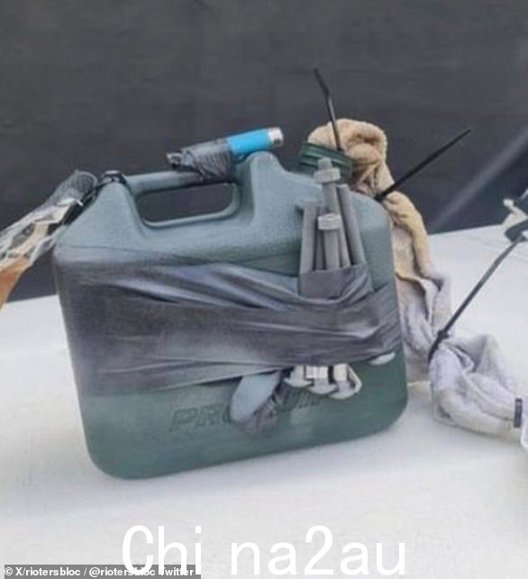 一位悉尼房主透露了可怕的时刻,他发现一辆停在他家外面的小车前面绑着一枚假炸弹(如图)