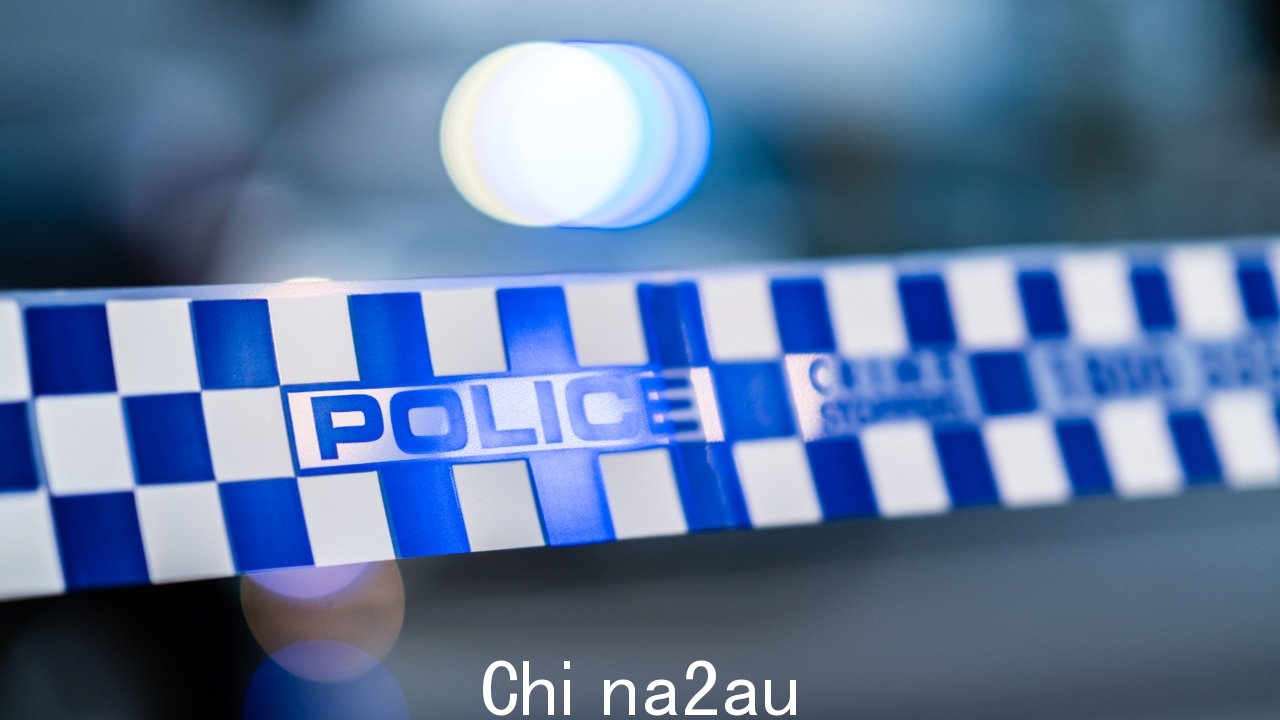 媒体被阻止报道详细信息据当地媒体报道,一名妇女的尸体在维多利亚地区的一个带轮垃圾箱中被发现,该妇女的丈夫在离开之前将儿子留给了印度的岳母。警方。</p><p>库克角母亲 Chaithanya 'Swetha' Madhagani 的尸体被发现被扔在吉隆西南巴克利的一个带轮垃圾箱中,几天前,丈夫 Ashok Raj Varikuppala 带着这对夫妇的儿子 Arya 飞往印度。 3.</p><p>据信 Varikuppala 先生给维多利亚州的亲戚和警方打电话,提供了信息,同时据报道他还告诉警方他愿意与调查人员合作。</p><p>库沙古达警察局的印度警察据《先驱太阳报》报道,海得拉巴电视台透露,父亲在失踪前将儿子留在了印度已故妻子的母亲身边。</p><img class=