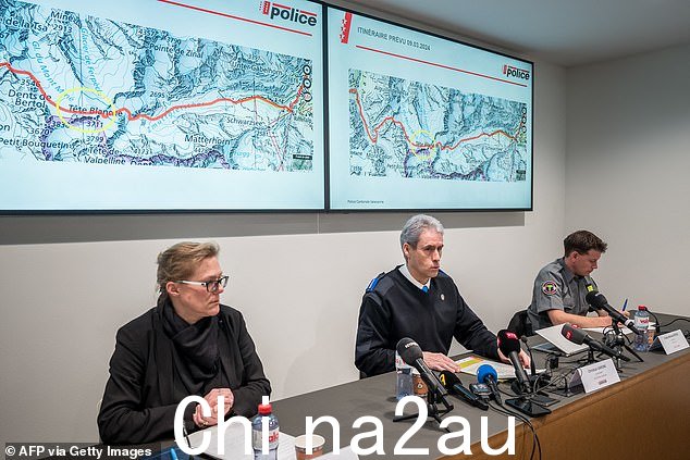 瓦莱州总检察长 Beatrice Pilloud、瓦莱州警察局长 Christian Varone 和瓦莱州救援组织主任 Fredy-Michel Roten 出席新闻发布会周末在瑞士阿尔卑斯山失踪的六名越野滑雪运动员中的五人被发现死亡,瑞士锡永警方召开会议