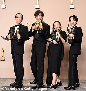 《哥斯拉减一》荣获视觉效果奖,图中为高桥正树、山崎隆、涩谷清子和野岛龙二