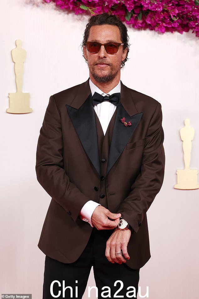 马修·麦康纳 (Matthew McConaughey) 在撞上红色轿车时展现出相当精致的造型周日晚上第 96 届奥斯卡颁奖典礼上的精彩表演