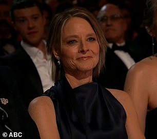 福斯特微笑着抬头凝视着远方,她的眼睛开始闪闪发光万圣节女演员在舞台上分享演讲