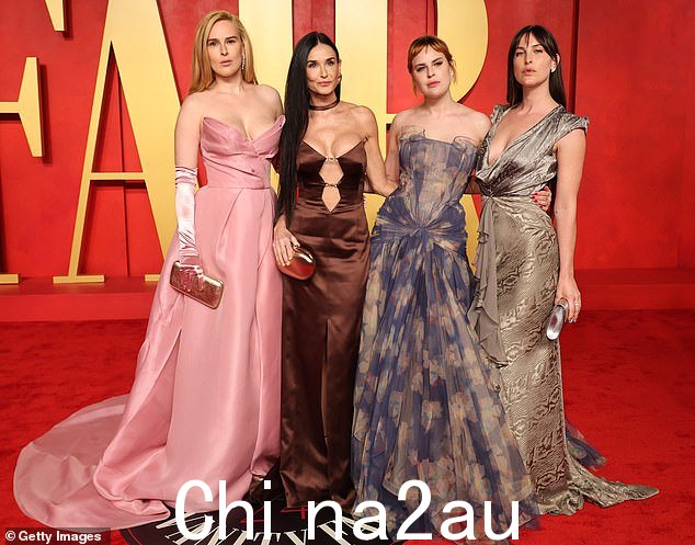 黛米·摩尔 (Demi Moore) 周日在《名利场》奥斯卡派对上度过了一个愉快的夜晚,她在三个迷人的女儿(35 岁的鲁默 (Rumer)、30 岁的塔卢拉 (Tallulah) 和 32 岁的斯考特 (Scout) 的陪伴下)看起来很抗老
