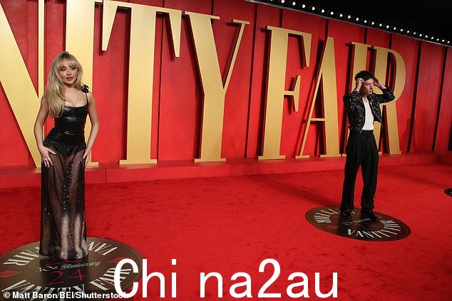 萨布丽娜穿着丰满的紧身衣和透明裙子,在活动中大秀乳沟和健美的双腿,巴里就在她旁边