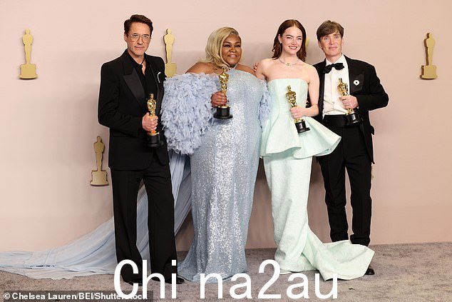 从左到右依次为: 男配角 - Robert Downey Jr. (奥本海默),女配角 - Da'Vine Joy Randolph (The Holdovers),女演员主演 - 艾玛·斯通(《可怜的事情》)和主演 - 希里安·墨菲(奥本海默)