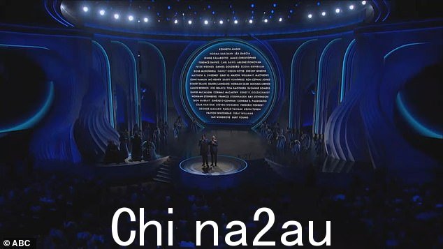 观众很难读懂我们失去的人的名字,并声称舞台上的舞者是一种'干扰'