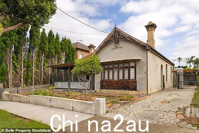 位于 Strathfield Carrington Avenue 8 号的一栋简陋房屋(如图)周一在拍卖会上以 755 万美元的价格售出