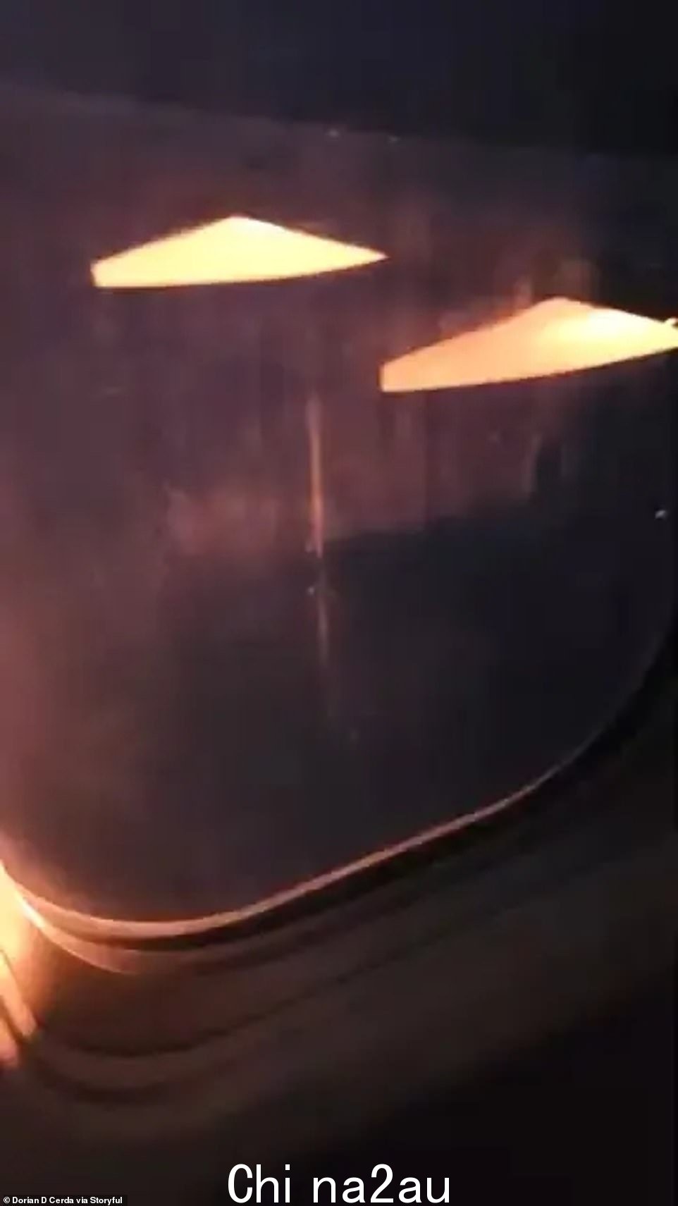 过去一周,波音公司多次发生事故,其 737 机队再次受到严格审查。上周一,联合航空公司的一架发动机起火并爆炸德克萨斯州上空着火,乘客的镜头显示飞机在飞行途中发出白热的闪光。在飞往佛罗里达州迈尔斯堡的几分钟后,这令人心碎的时刻迫使飞行员紧急迫降。当乘客看到火焰时一名机组人员从飞机的一侧发出声音,承认,“女士们先生们,我们意识到外面发生了一些事情……”这起事件归咎于气泡膜卡在机械装置中,但没有人员伤亡报告。” class=