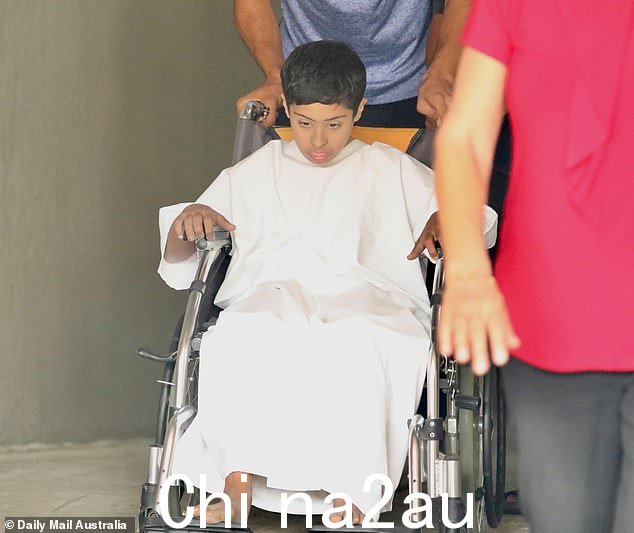 侯赛因·阿尔·曼苏里 (Hussein Al Mansoory) 在周一中午被发现后穿着医院礼服的照片