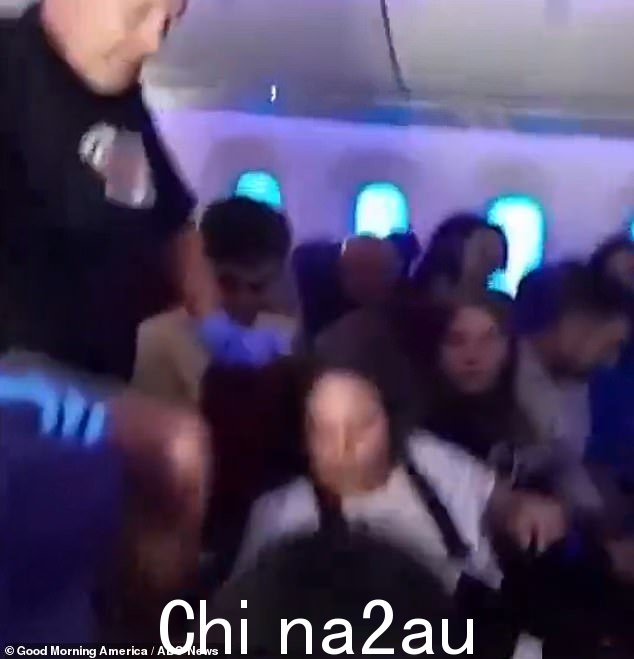 搭乘 LATAM 航空从澳大利亚悉尼飞往新西兰奥克兰航班的乘客周一晚上,在“可怕的”湍流中被抛向天花板