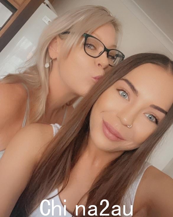 卡莉·皮罗内利 (Carly Pirronelli) 拍摄的自拍照中母女俩的合影