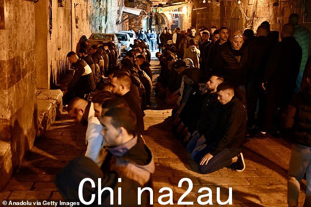 斋月期间,数万甚至数十万穆斯林在大院祈祷