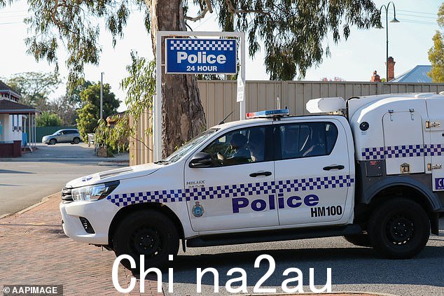 Trimmer 先生于 2013 年十几岁时从英国搬到西澳,毕业于澳大利亚 Joondalup 警察学院,然后于 2017 年搬到珀斯以东约 370 英里的卡尔古利市(图中为西澳大利亚警车)