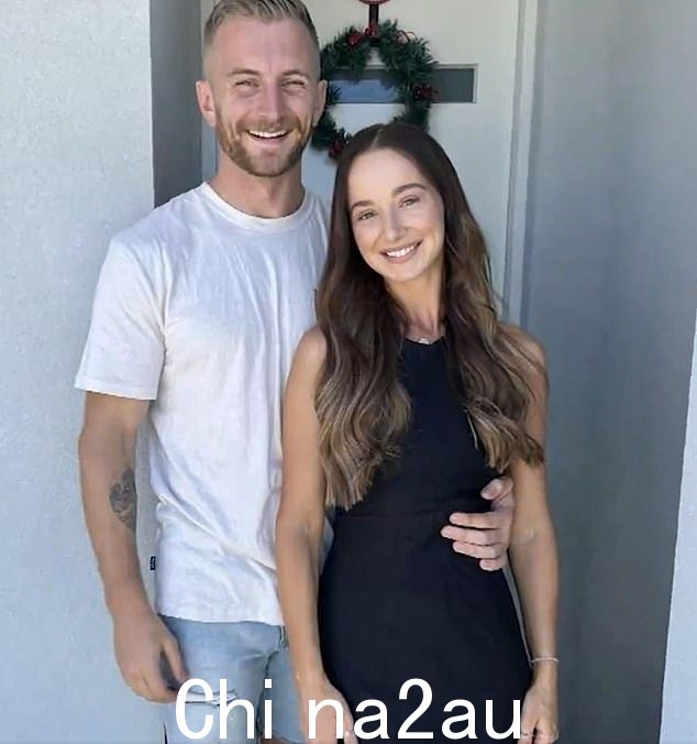 特里默先生和他的未婚妻(图)与朋友和家人聚集在一起宣布订婚