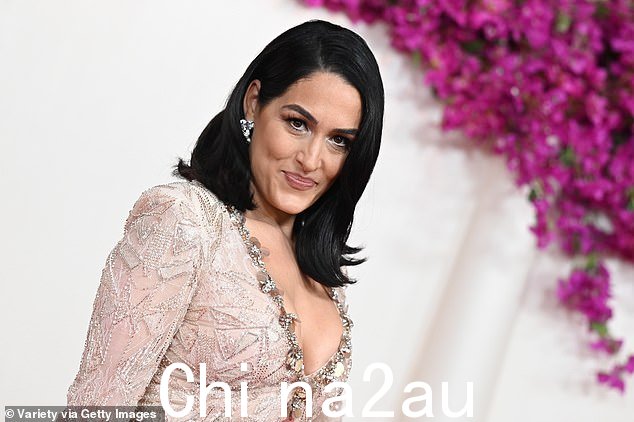 '她一定很畏缩,'一位粉丝在社交媒体上写道,而另一位粉丝则讽刺道:'我确信这提醒了她为什么甩了他'