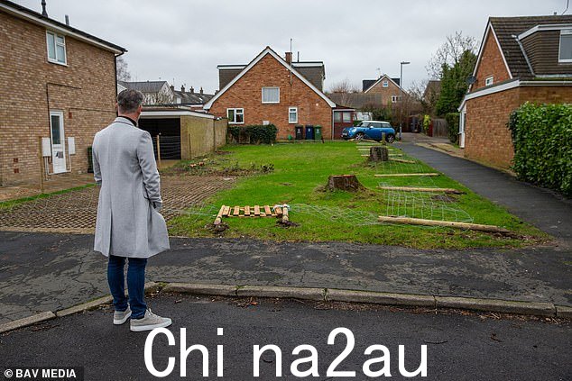 在资产拍卖中购买土地的电视明星地产开发商破产后,甚至于去年12月被剑桥郡警方逮捕并保释,指控其骚扰、刑事毁坏和普通攻击,但最终被无罪释放