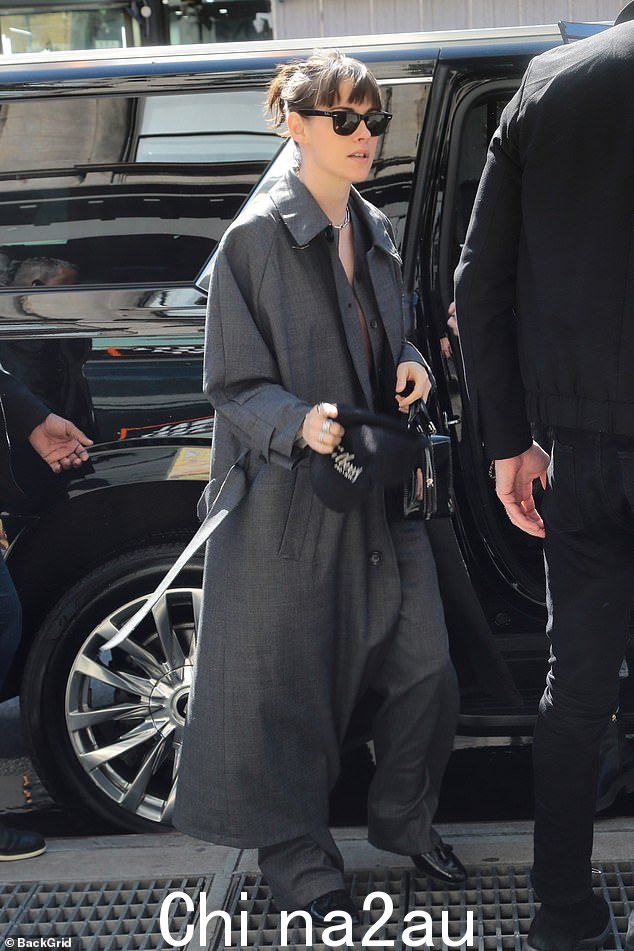 这位 33 岁的女演员穿着及踝黑色防尘大衣,拎着别致的绗缝 Chanel 手提包,看起来很别致