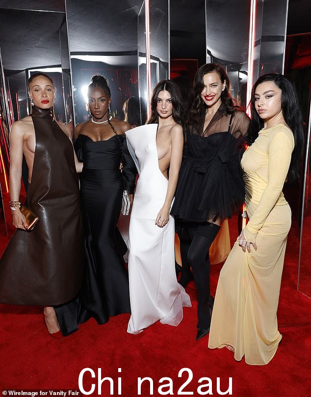 (L-R) Adwoa Aboah、Ziwe Fumudoh、Emily Ratajkowski、Shayk 和 Charli XCX