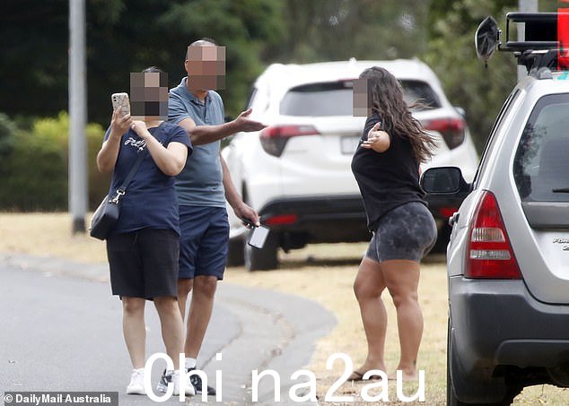 这对夫妇悲痛欲绝的家人于周二抵达安提戈尼法院家时感到愤怒,发现一名老年男女死亡