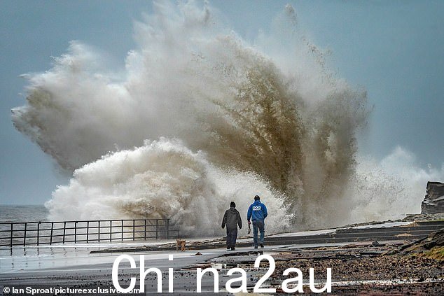 周一下午,巨大的海浪袭击了北泰恩赛德惠特利湾的海滨长廊