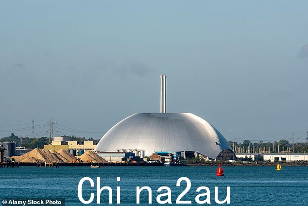 在对工党的猛烈抨击中,苏纳克先生昨晚表示,他永远不会‘拿我们的能源安全进行赌博’(图:南安普敦的马奇伍德垃圾焚烧厂和发电厂)” class=