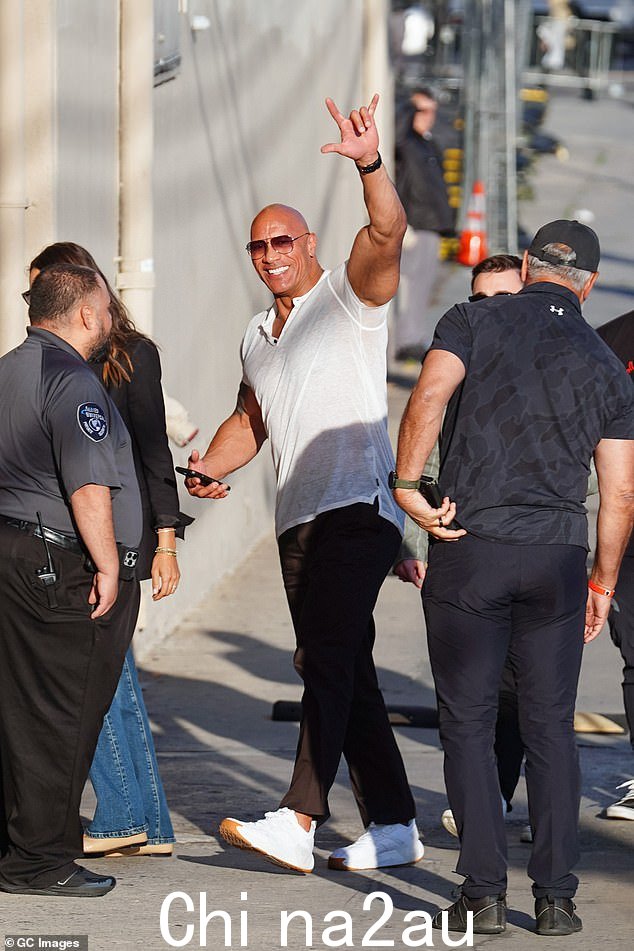 同样预设的是 51 岁的 Dwayne 'The Rock' Johnson,他穿着白色 T 恤、黑色休闲裤和白色运动鞋,保持休闲酷感
