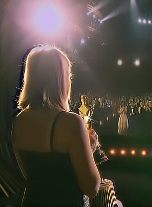 在分享到 Instagram 的视频中,Jazmin 假装赢得奥斯卡奖